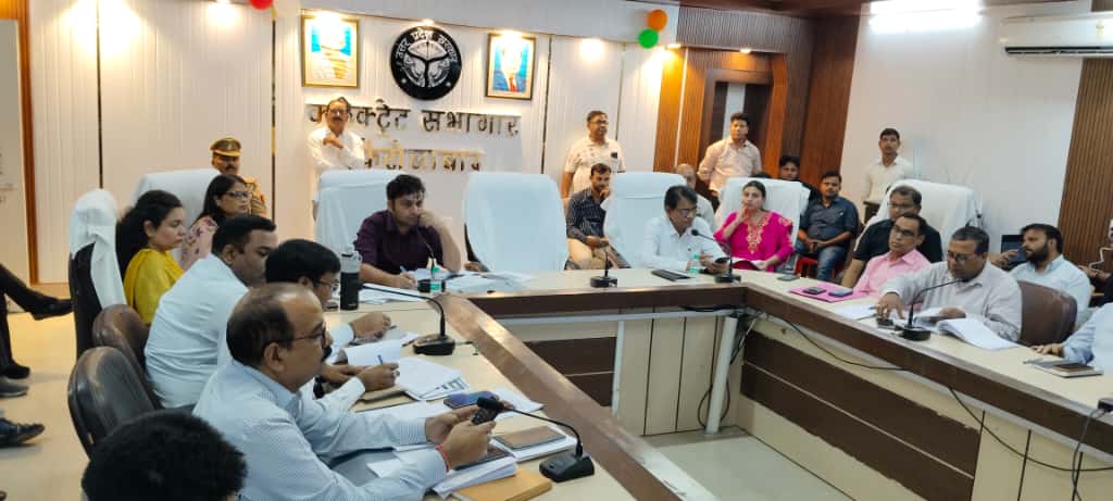 अपर जिलाअधिकारी विशुराजा की अध्यक्षता में कलेक्ट्रेट सभागार कक्ष मे कर करेत्तर की बैठक