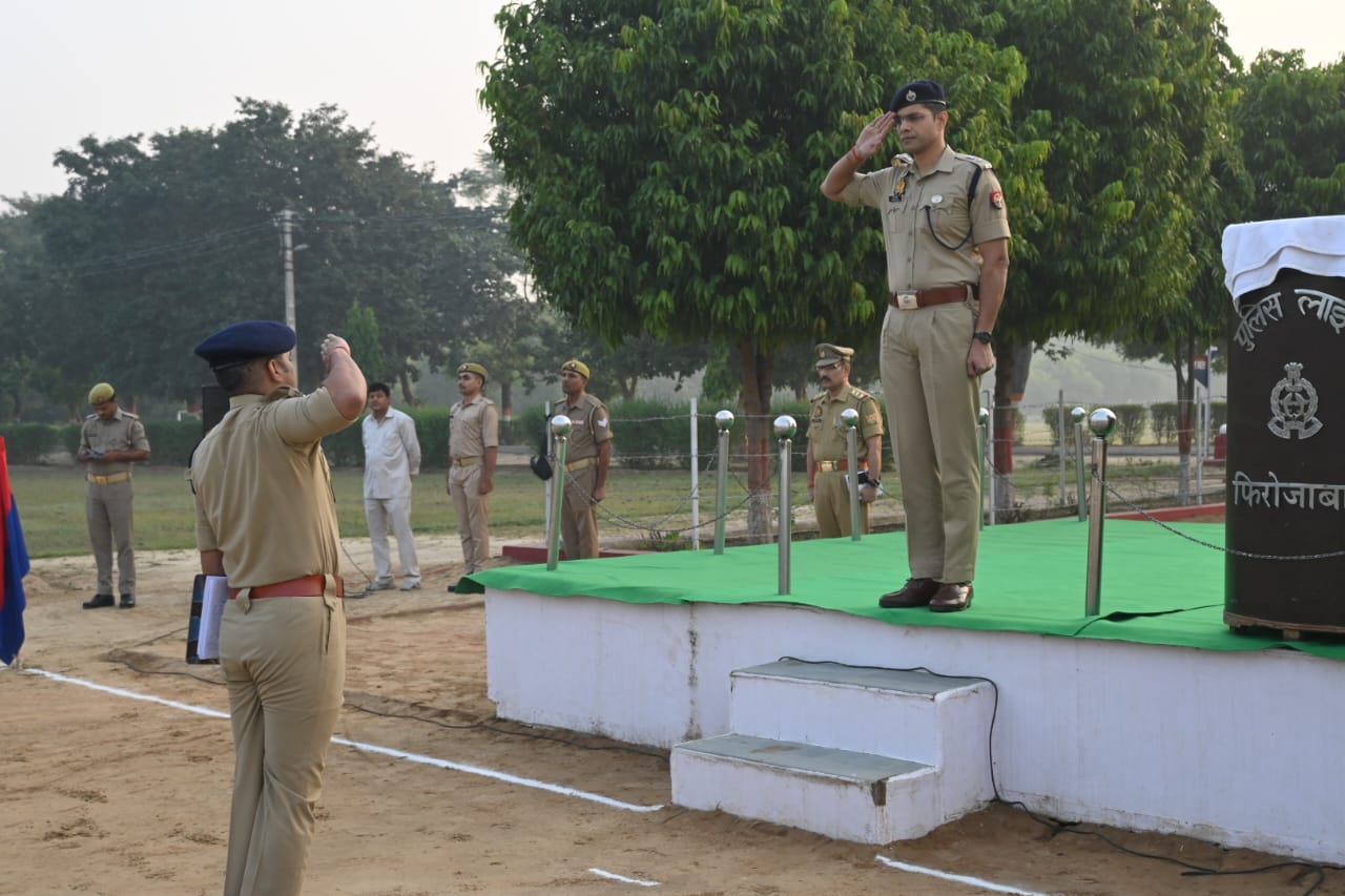 वरिष्ठ पुलिस अधीक्षक फिरोजाबाद सौरभ दीक्षित द्वारा रिजर्व पुलिस लाइन में शुक्रवार परेड की ली सलामी