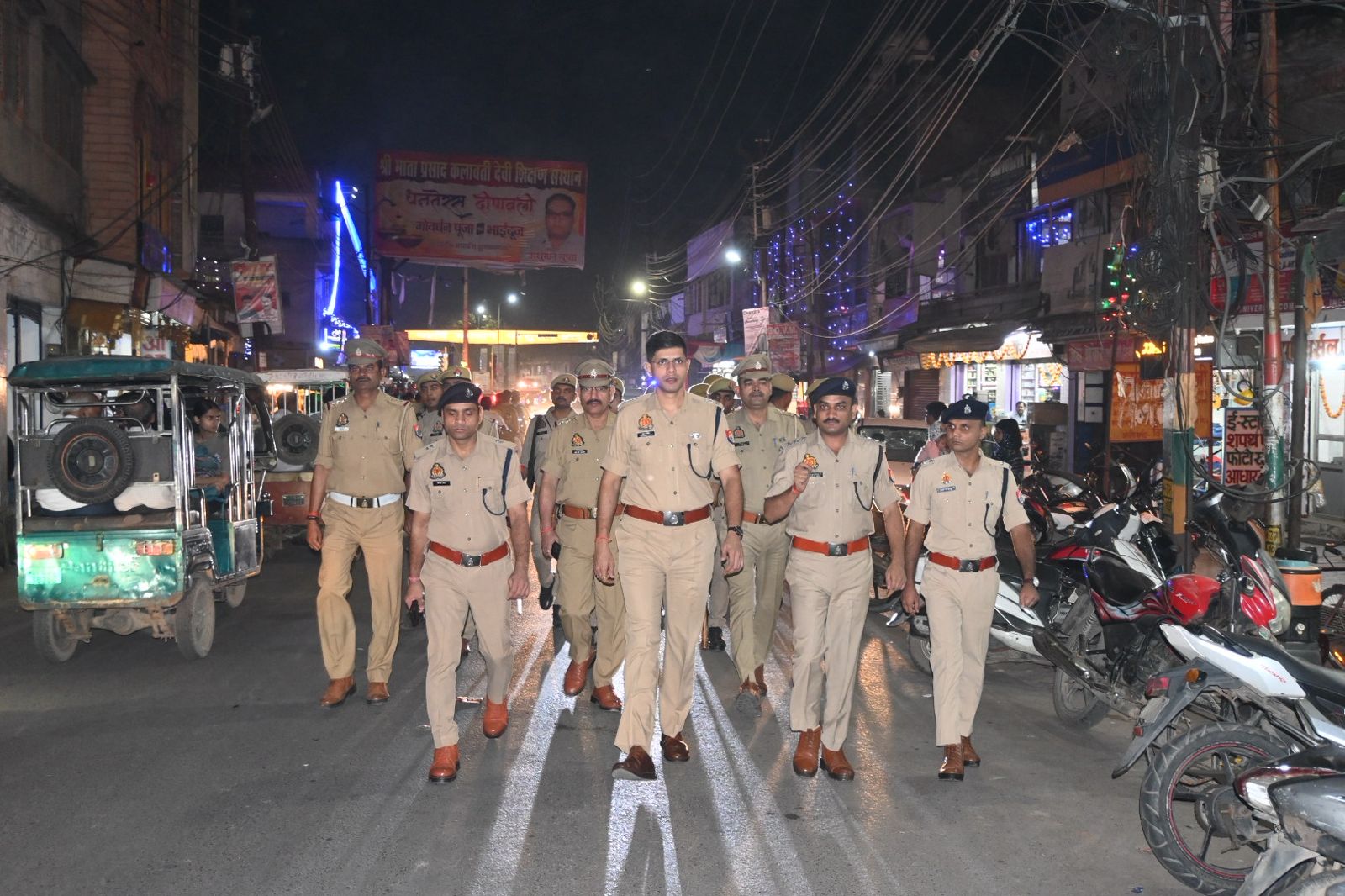 वरिष्ठ पुलिस अधीक्षक एवं थाना प्रभारियों के साथ शहर में पैदल गस्त