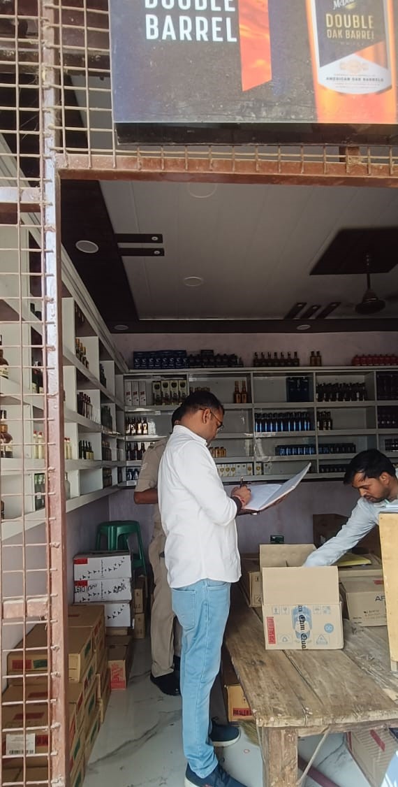 जिला आबकारी अधिकारी के निर्देशन में देशी मदिरा एवं कम्पोजिट दुकानो का किया निरीक्षण