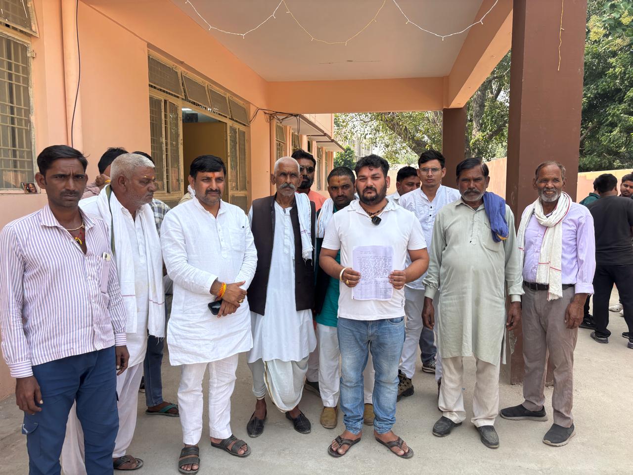 राजनीति विरोध के चलते पूर्व ग्राम प्रधान व उसके नाबालिग भतीजों को फसाने के लिये रचा सड्यंत्र