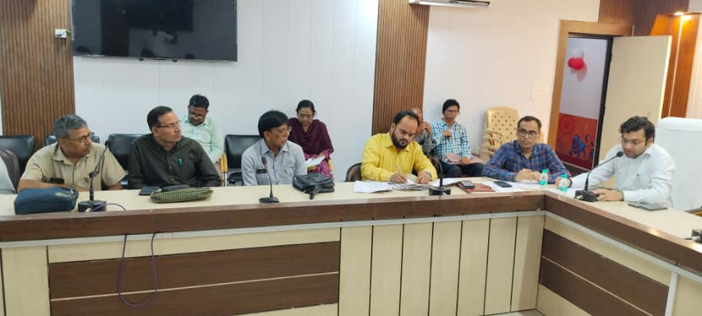 खंड शिक्षक एवं खंड स्नातक निर्वाचन–2025 की तैयारियों को लेकर अपर जिलाधिकारी ने की समीक्षा बैठक