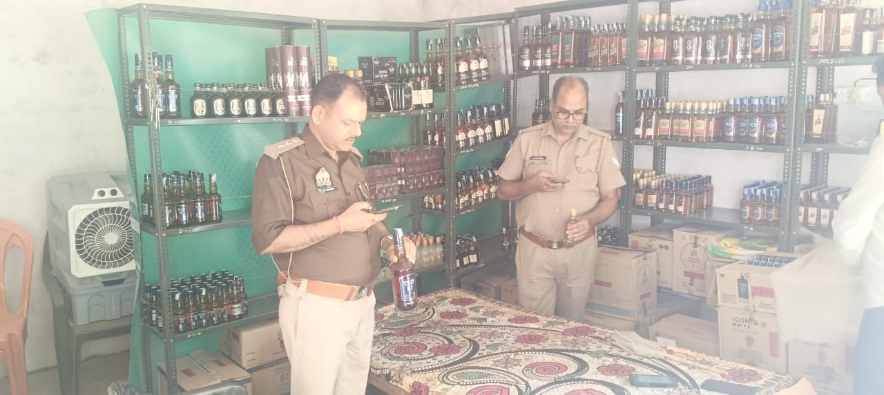 जिला आवकारी अधिकारी के निर्देशन मे फुटकर देशी मदिरा एवं कम्पोजिट दुकानो का निरीक्षण