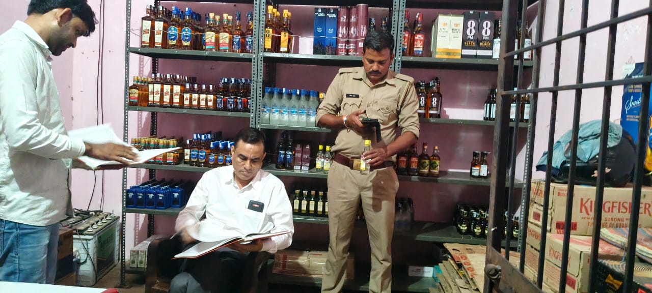 जिला आबकारी अधिकारी के निर्देशन में फुटकर देशी मदिरा एवं कम्पोजिट दुकानों का किया निरीक्षण