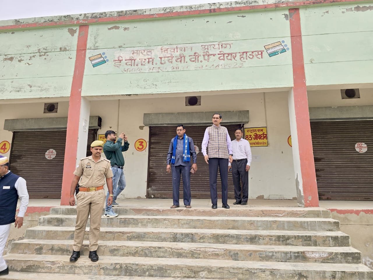 जिलाधिकारी चंद्र प्रकाश सिंह ने जनपद मथुरा के बाद स्थित ईवीएम-वीवीपैट वेयरहाउस का किया बाहरी निरीक्षण