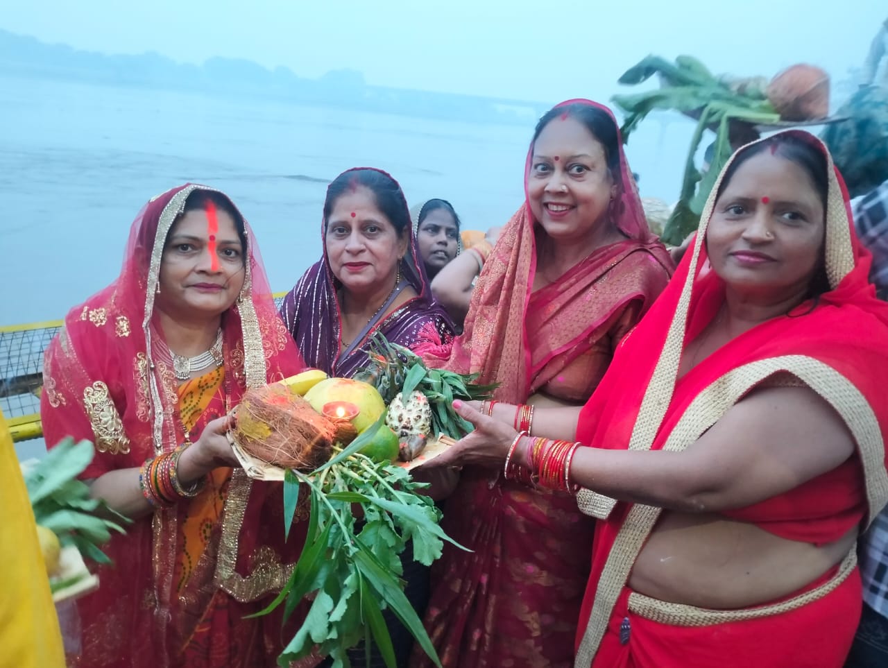 पसीने वाले हनुमान जी जमुना घाट चंदवार फिरोजाबाद पर छठ मैया का पूजन किया गया