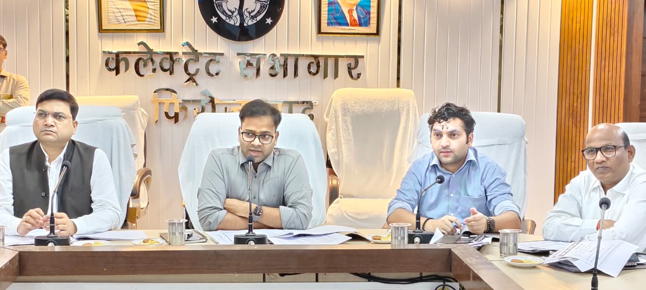 जिलाअधिकारी रमेश रंजन की अध्यक्षता में कलेक्ट्रेट सभागार कक्ष मे सभी राजनीतिक दलों के साथ हाउस टू हाउस सर्वे के सम्बन्ध में बैठक का आयोजन