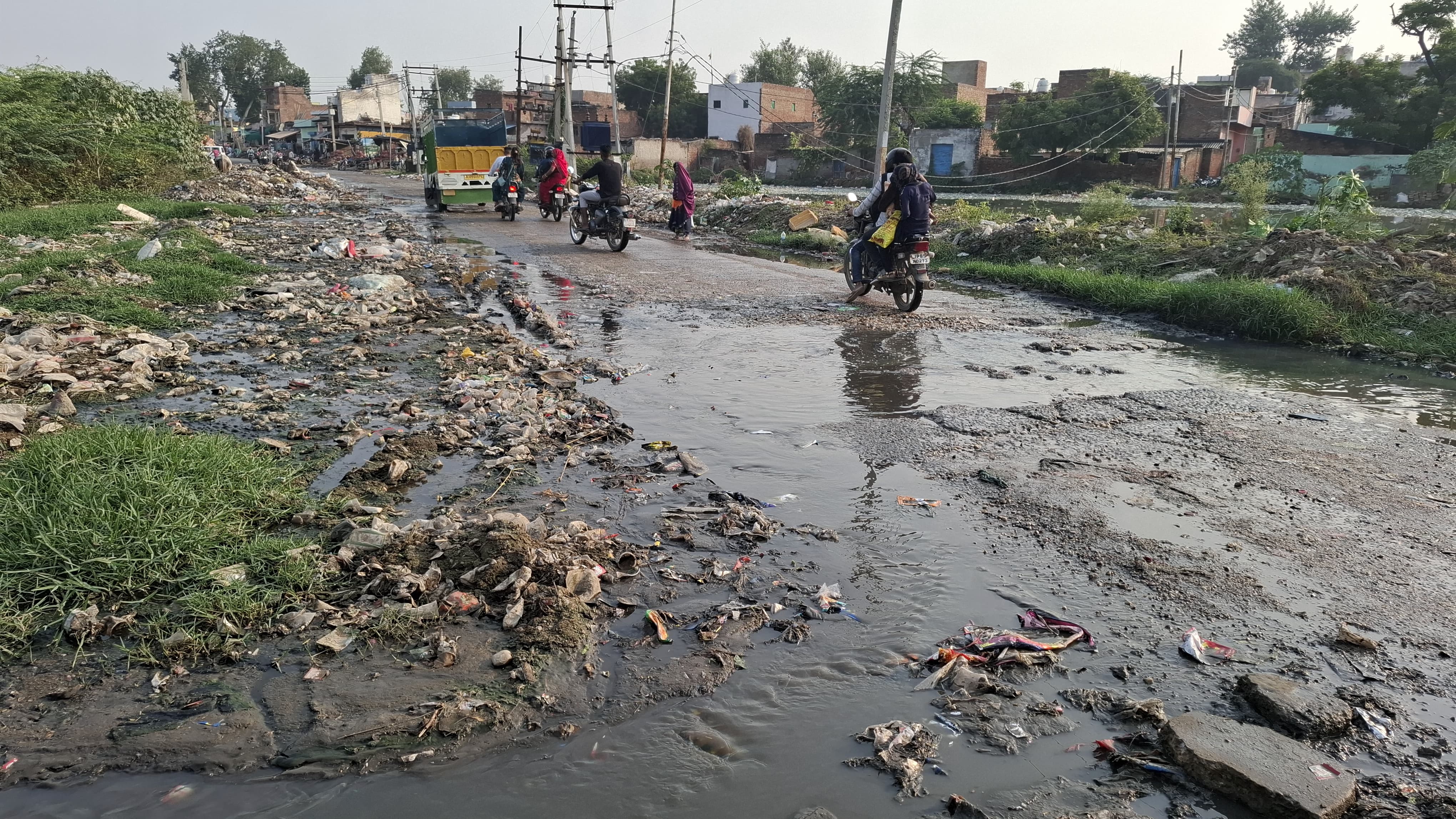 ओल से गोवर्धन के मुख्य मार्ग पर पसरा कीचड़, अधिकारी बेपरवाह