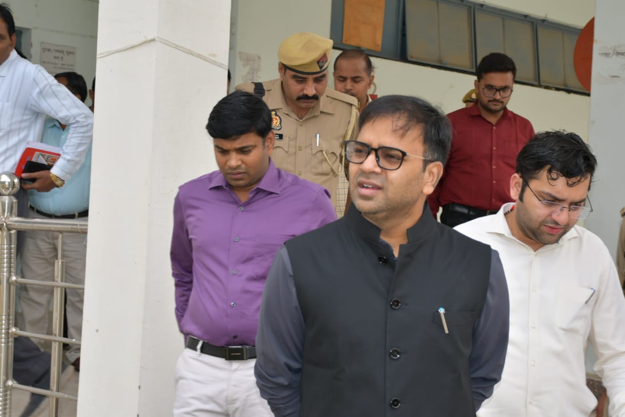 जिला निर्वाचन अधिकारी व जिलाअधिकारी रमेश रंजन ने ईवीएम व वीवी पैट वेयर हाउस का मासिक निरीक्षण
