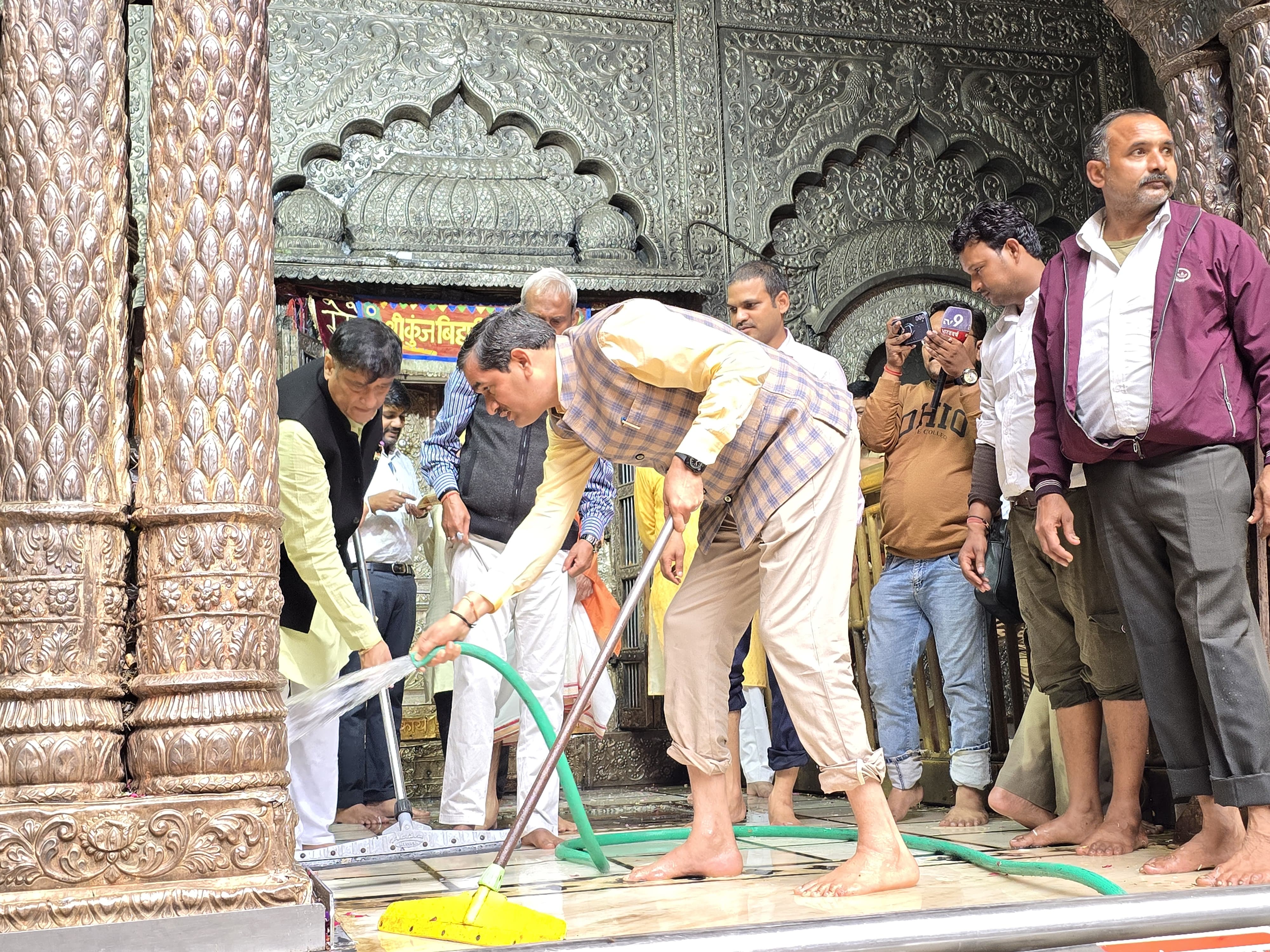 हाई पावर्ड कमेटी ने बिहारी जी मंदिर में की साफ सफाई, डीएम एसएसपी भी सफाई करते नजर आये