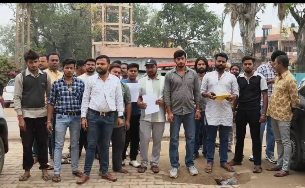 स्ट्रीट डॉग को पीटकर मारने वालों आरोपियों के खिलाफ कार्यवाही की मांग