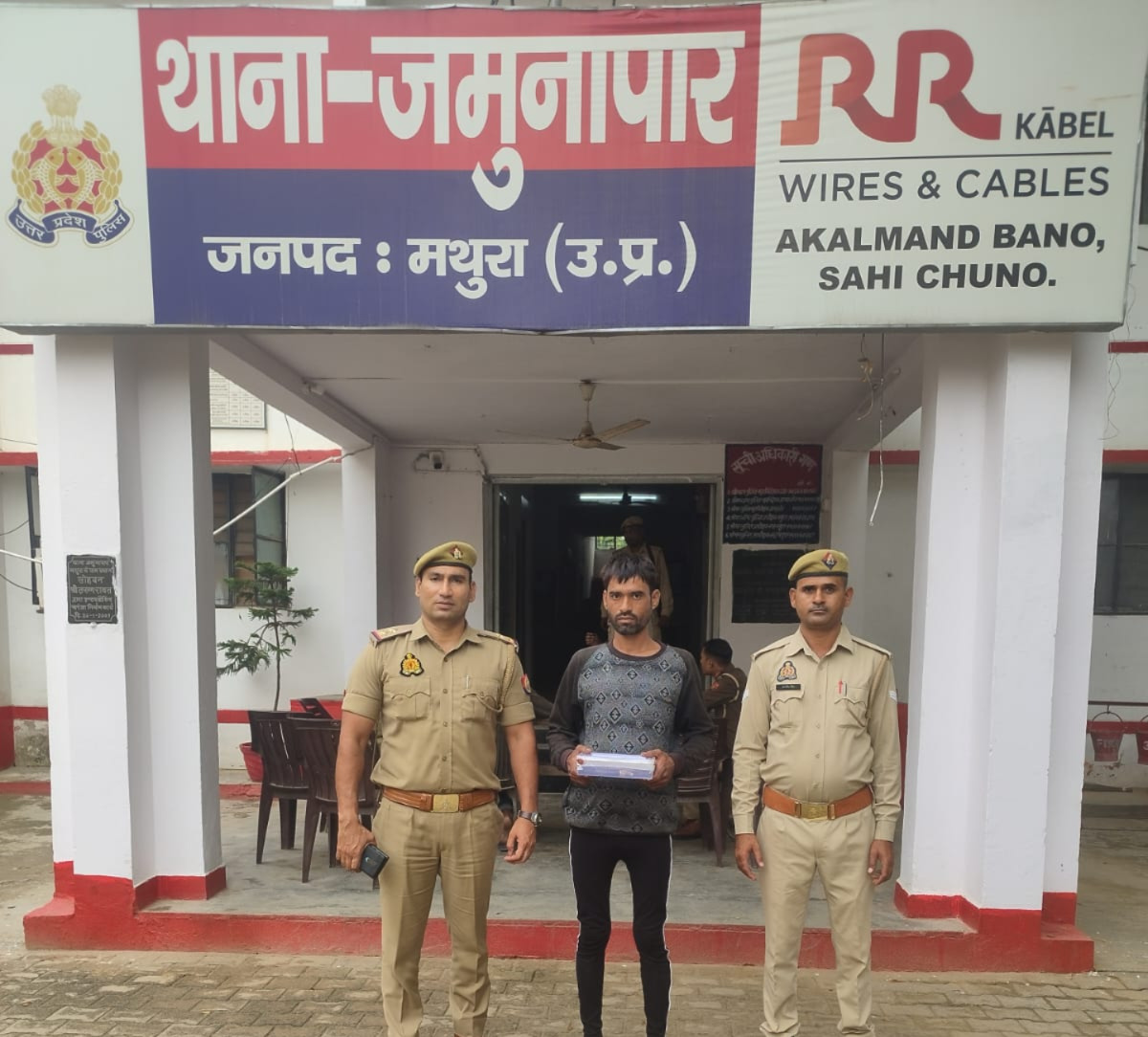 थाना जमुनापार पुलिस ने अवैध तमंचे के साथ अभियुक्त को किया गिरफ्तार।