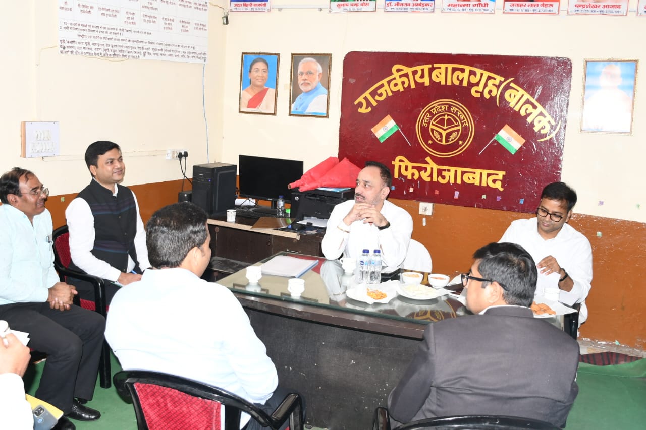 जिला अधिकारी रमेश रंजन जिला जज डॉ0 बब्बू सारंग मुख्य विकास अधिकारी शत्रोहन बैश्य के साथ राजकीय बाल गृह बालक का किया निरीक्षण