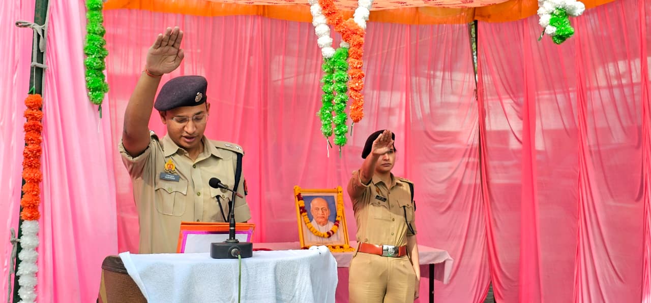 मथुरा एसएसपी श्लोक कुमार ने पुलिस कर्मियों को दिलाई राष्ट्रीय एकता की शपथ