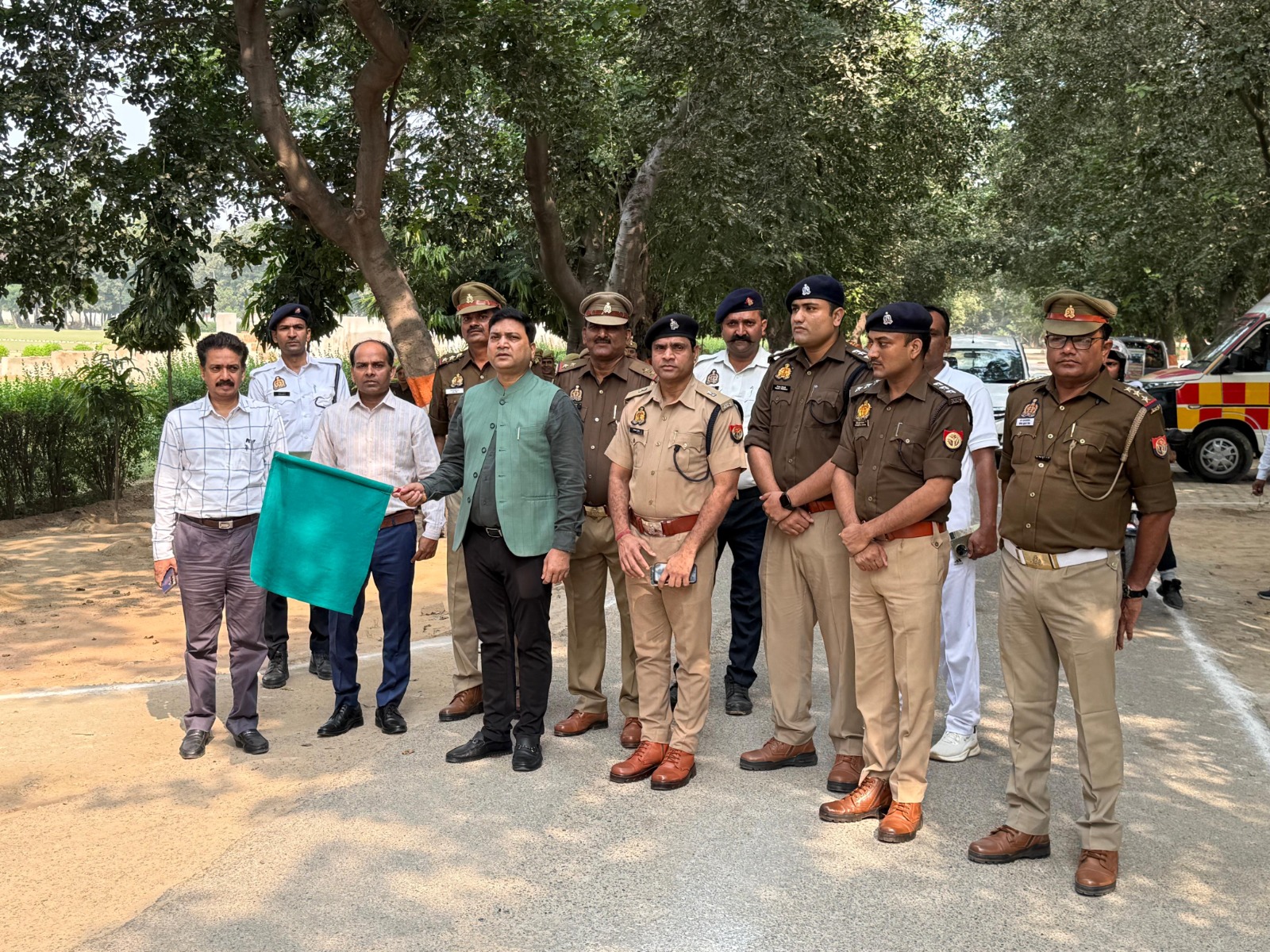 मुख्य विकास अधिकारी  द्वारा  यातायात माह-नवंबर का पुलिस लाइन  सभागार में दीप प्रज्वलित कर किया शुभारम्भ