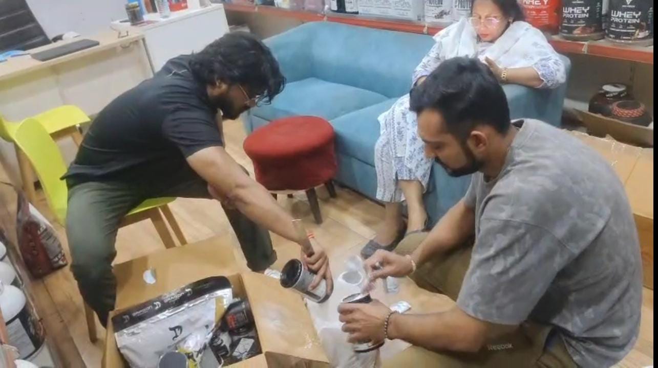 एक्सपायरी फूड सप्लीमेंट बिना लाइसेंस के बेच रहे दुकानदार को फूड विभाग का नोटिस