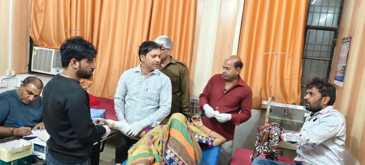 परिक्रमा करने आये श्रद्वांलुओं की गाड़ी को मेक्स ने मारी टक्कर
