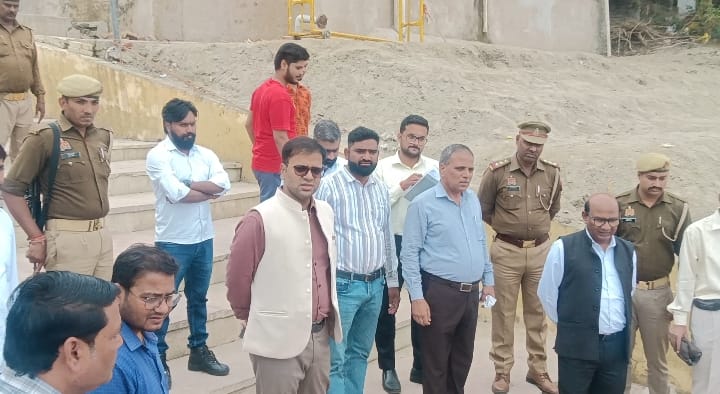 जिला आधिकारी रमेश रंजन ने पसीना वाले हनुमान जी के पास स्थित घाट का निरीक्षण किया