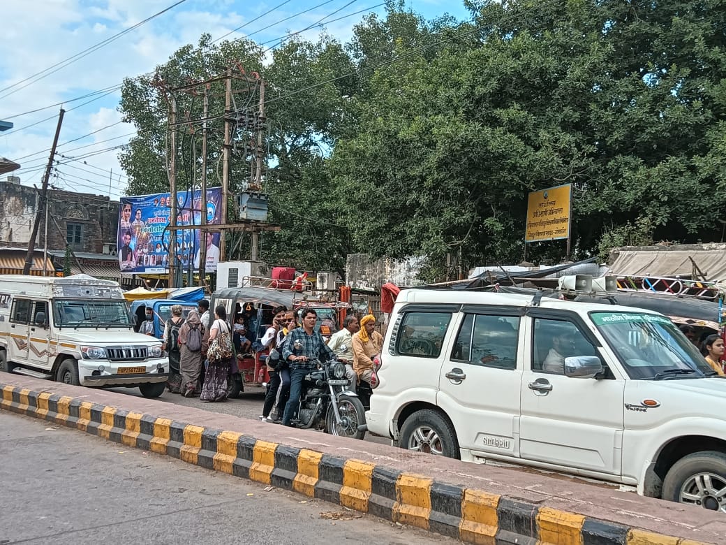 गोवर्धन का बिजली घर बना अवैध टेंपो स्टैंड, आए दिन लगता है जाम प्रशासन नहीं लेता संज्ञान