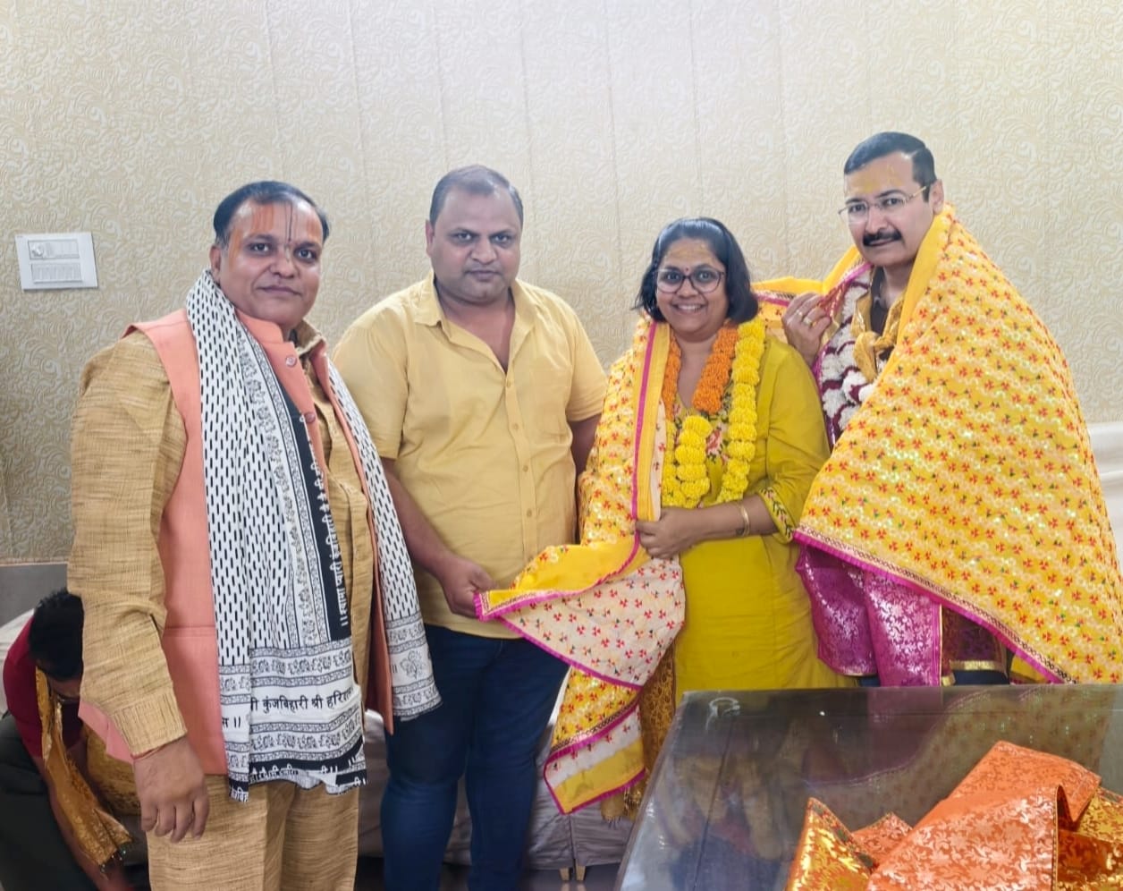 एसपीजी के आईजी लव कुमार ने गिरिराज जी के दर्शन करके लगाई पैदल परिक्रमा