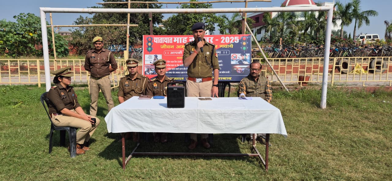 यातायात माह जागरुकता अभियान के अन्तर्गत क्षेत्राधिकारी शिकोहाबाद एवं थाना शिकोहाबाद पुलिस टीम द्वारा थाना शिकोहाबाद में चलाया गया जागरुकता अभियान