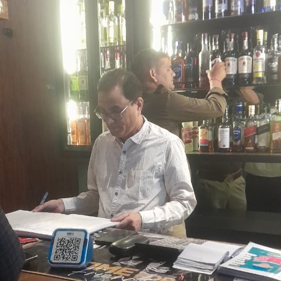 जिला आबकारी अधिकारी के निर्देशन मे देशी बार एवं कम्पोजिट दुकानो का निरीक्षण किया