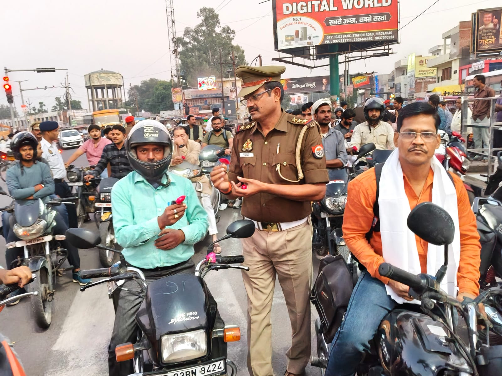 बरिष्ठ पुलिस अधीक्षक फिरोजाबाद के निर्देशन में यातायात माह जागरुकता अभियान