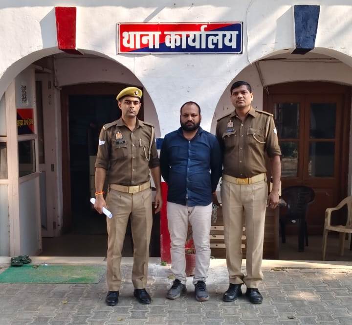 थाना टूण्डला पुलिस टीम एव सर्विलांस की सयुक्त कार्यवाही मे वांछित आरोपी को किया गिरफ्तार