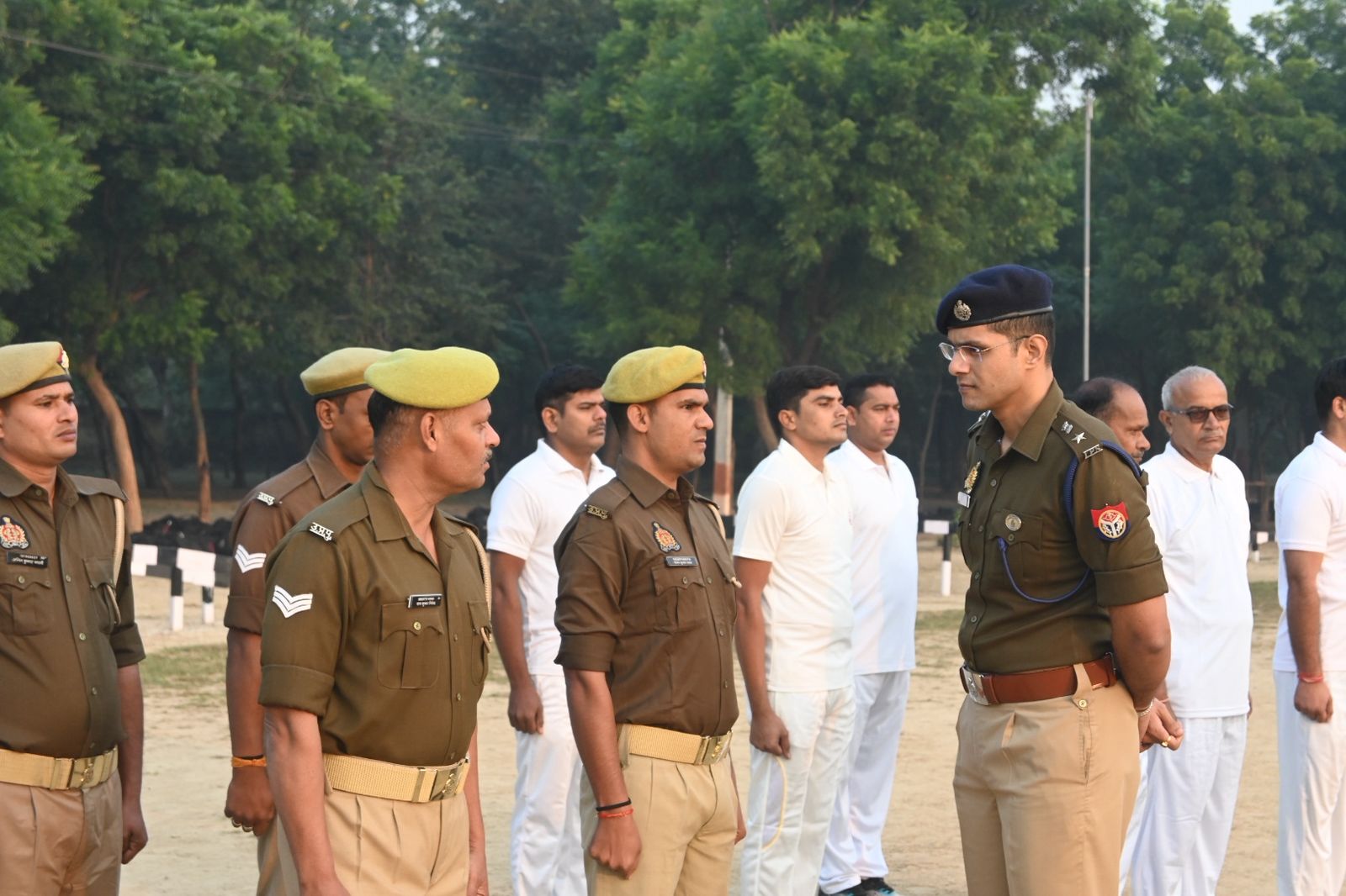 वरिष्ठ पुलिस अधीक्षक फिरोजाबाद सौरभ दीक्षित द्वारा रिजर्व पुलिस लाइन में शुक्रवार परेड की ली गई सलामी