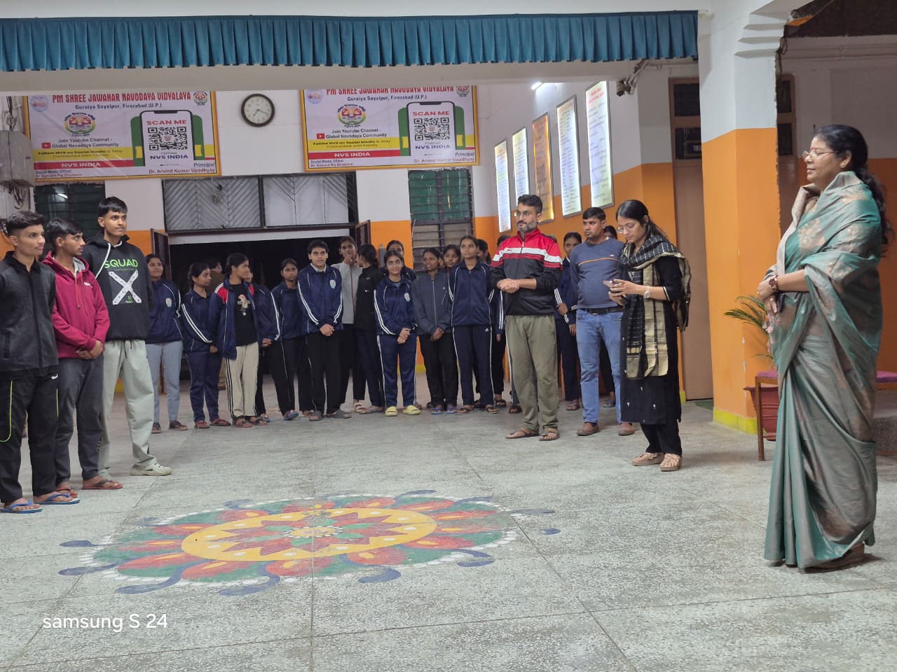 महिला आयोग की सदस्य रेनूगौड़ ने सिरसागंज स्थित नवोदय विद्यालय का निरीक्षण किया