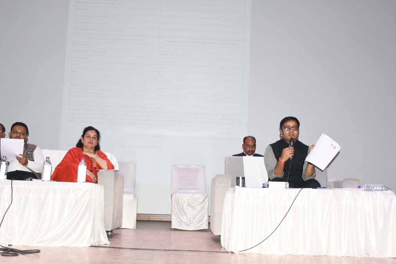 जिला अधिकारी रमेश रंजन ने 17 अनुपस्थित बीएलओ के एक दिन का वेतन काटने के दिए निर्देश