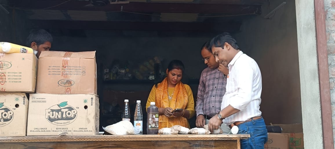 नकली सॉस और उबली चाऊमीन बेचने वालों पर खाद्य सुरक्षा विभाग का बड़ा छापा, सैंपल जब्त
