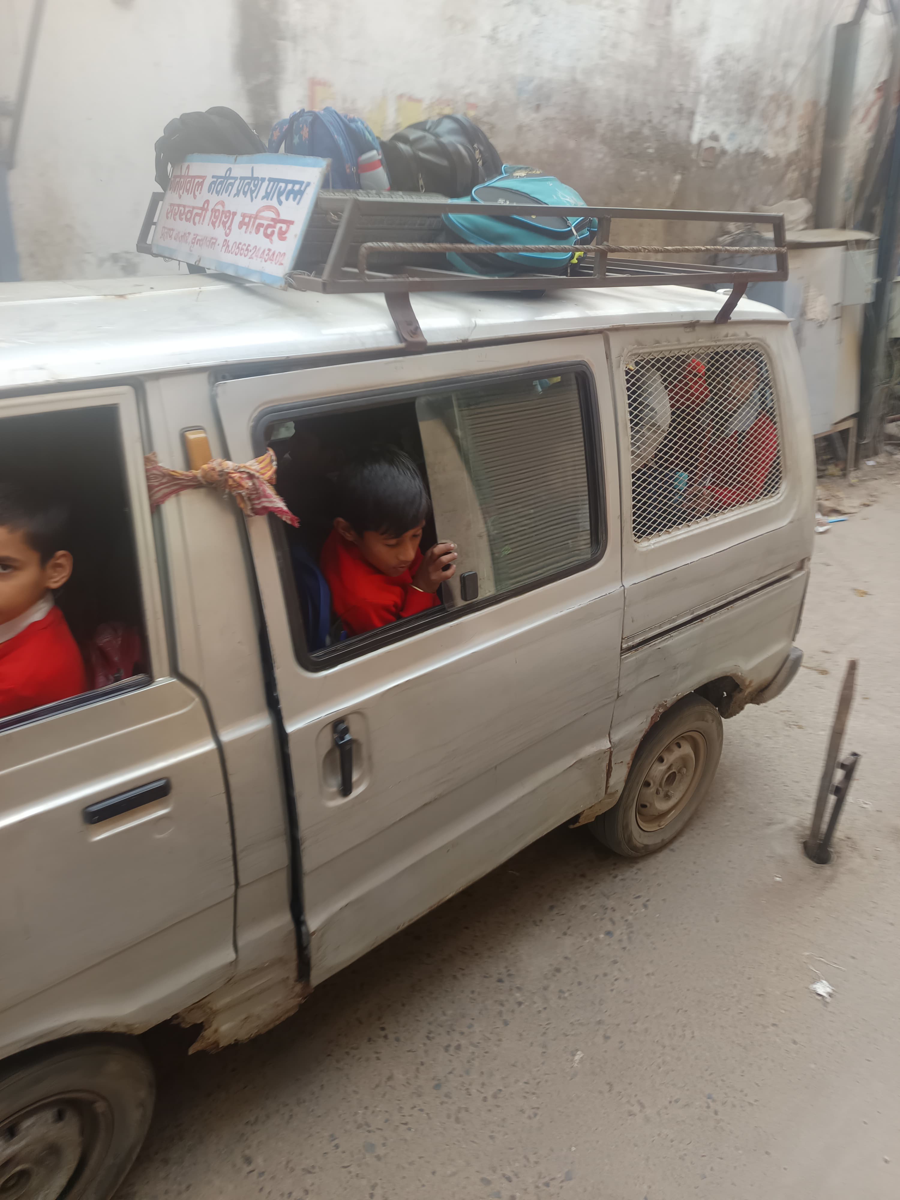 जर्जर स्कूल वाहन और ओवरलोडिंग से रोजाना खतरे में बच्चों की जिंदगी, अभिभावक बोले – कब जागेगा प्रशासन?