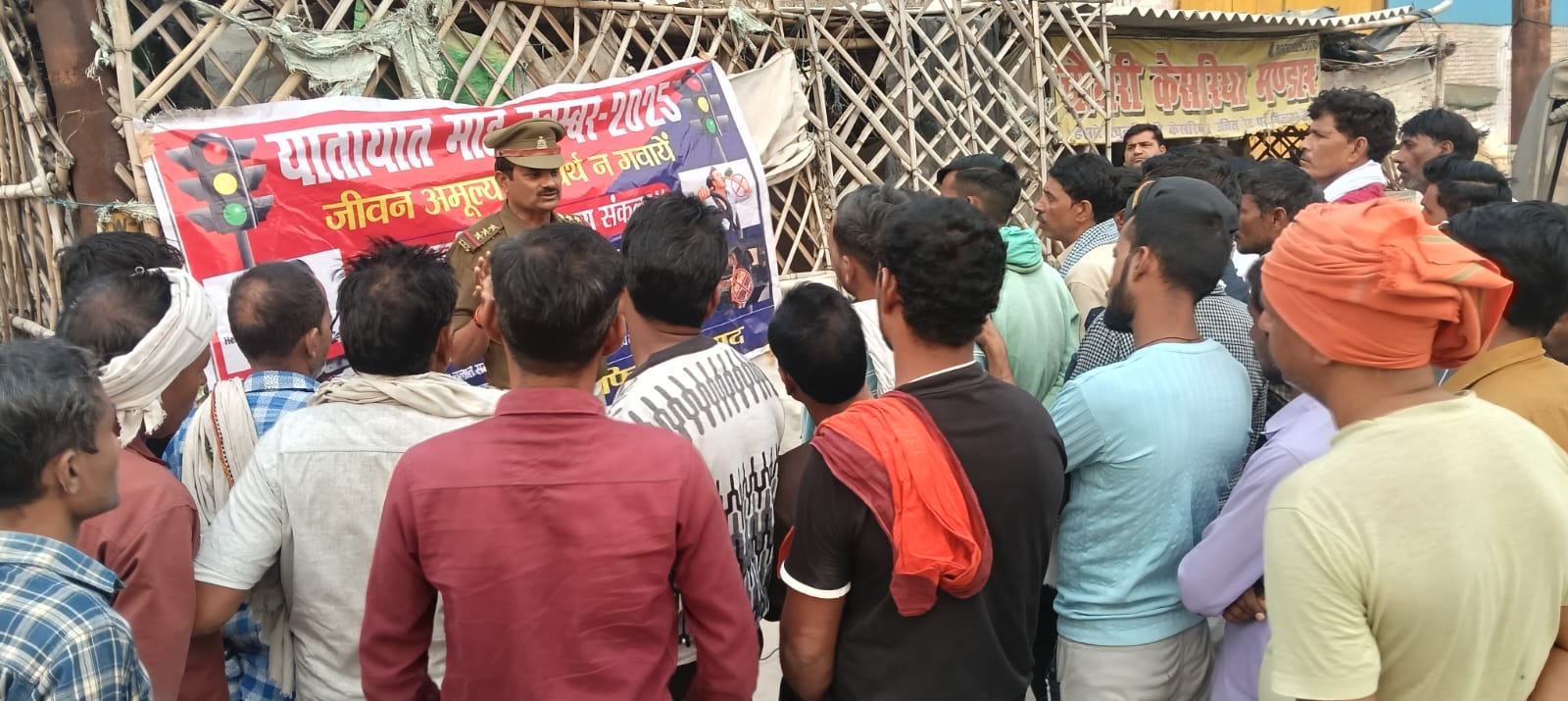 यातायात माह जागरुकता अभियान के अन्तर्गत प्रभारी निरीक्षक यातायात मय टीम द्वारा  चलाया गया जागरुकता अभियान