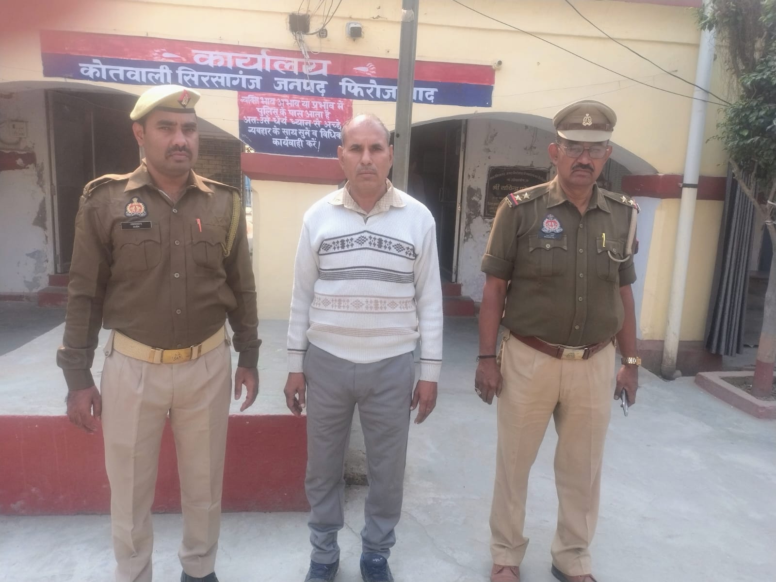 थाना सिरसागंज पुलिस टीम द्वारा चैकिंग के दौरान गैंगस्टर एक्ट में वाँछित एक अभियुक्त को किया गिरफ्तार