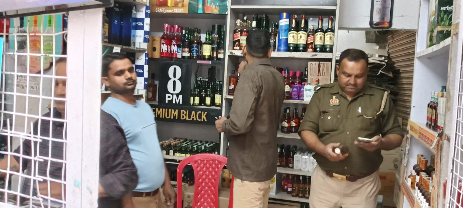 जिला आबकारी अधिकारी केनिर्देशन में फुटकर देशी एवं कम्पोजिट दुकानो का निरीक्षण किया
