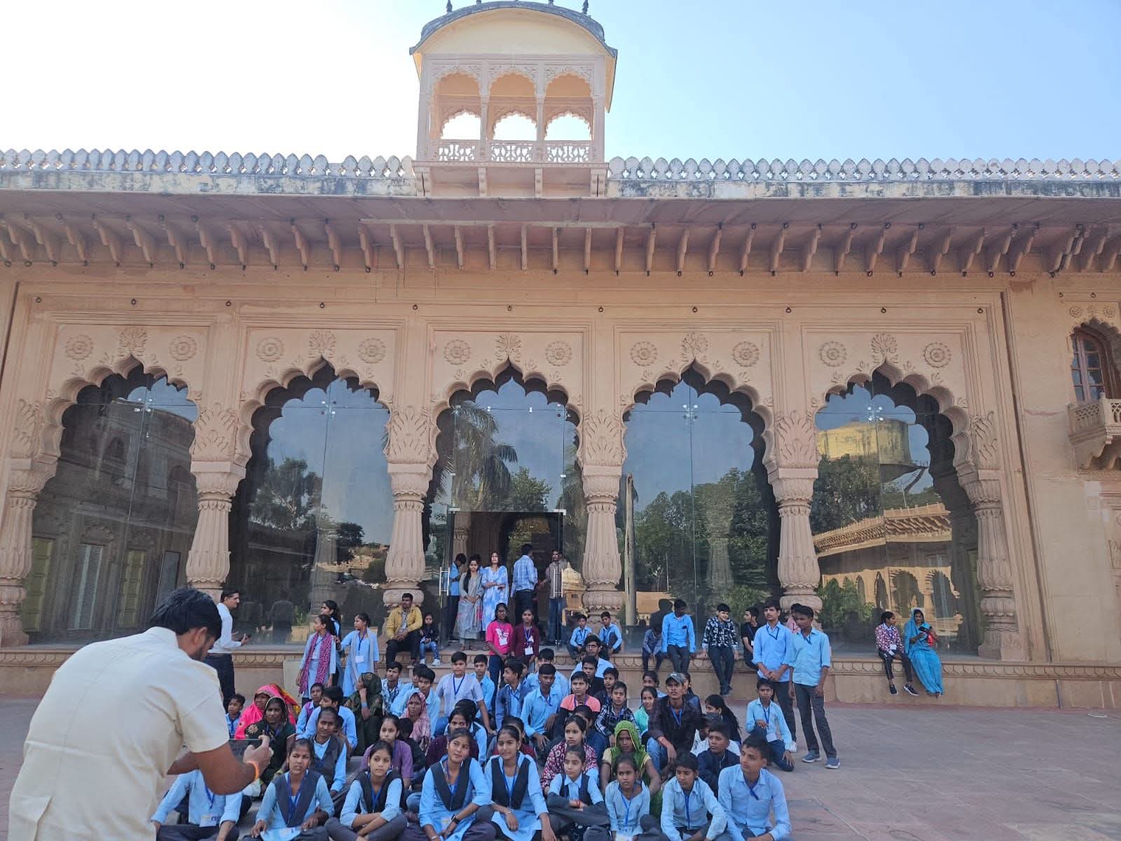 डीग के जलमहल देखकर दिव्यांग विद्यार्थी हुए रोमांचित