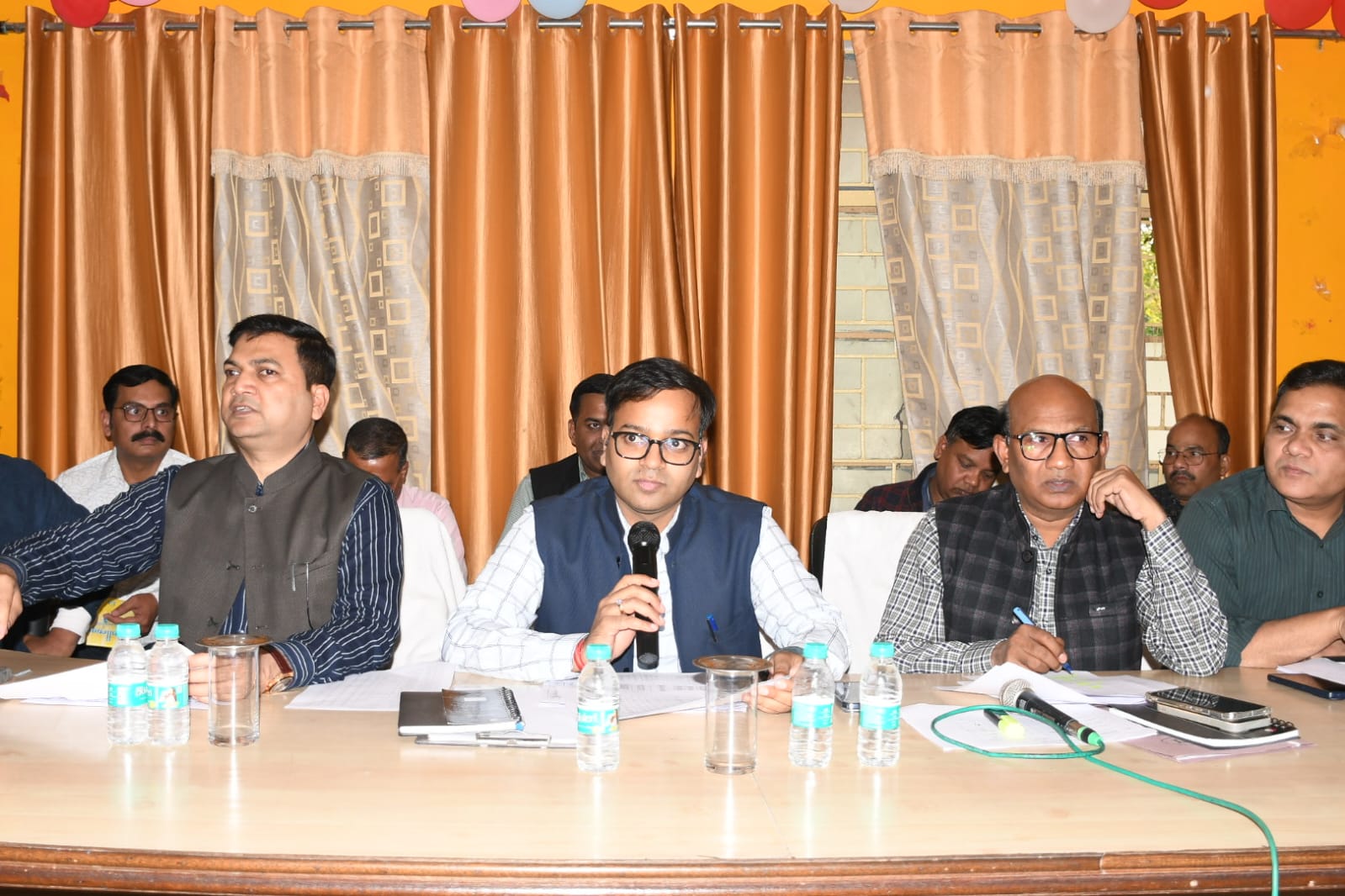जिलाधिकारी रमेश रंजन ने मुख्य विकास अधिकारी व सुपरवाइजरों के साथ विशेष प्रगाढ प्रक्रिया के सम्बंध मे बैठक का किया आयोजन