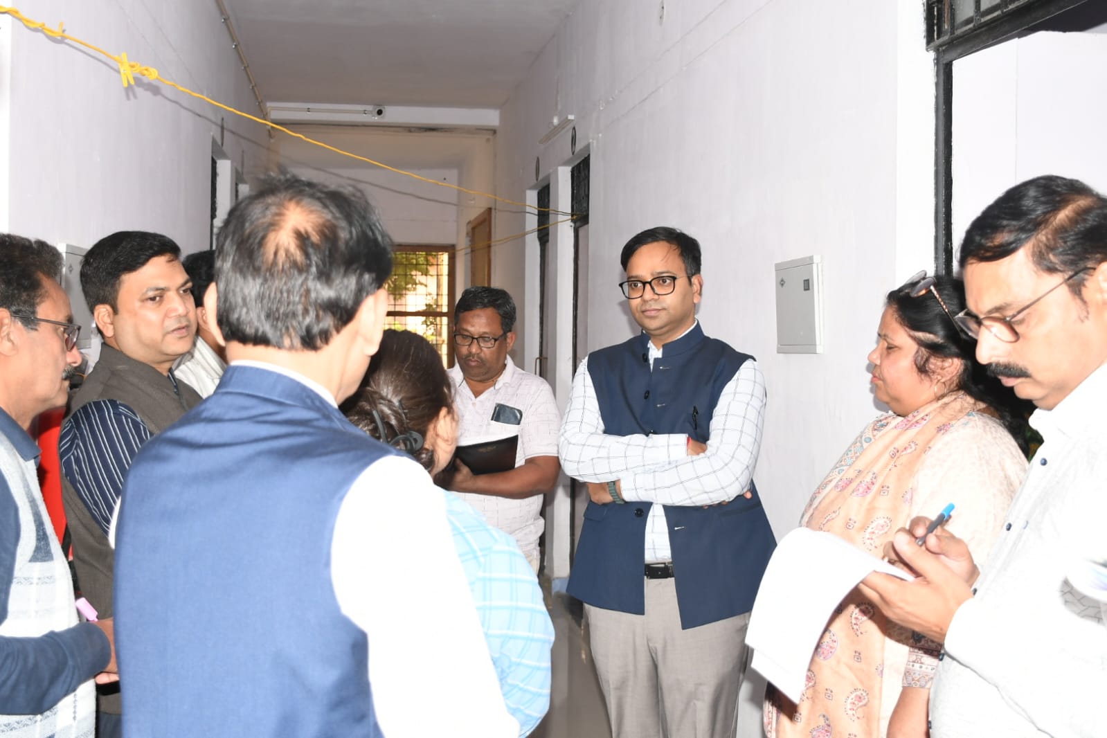 जिलाधिकारी रमेश रंजन ने मुख्य विकास अधिकारी शत्रोहन बैश्य के साथ राजकीय अनुसूचित जाति बालिका छात्रावास का निरीक्षण किया
