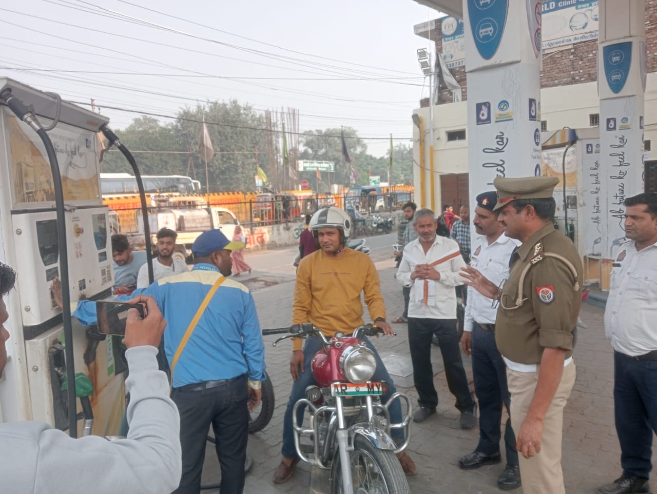 यातायात पुलिस फिरोजाबाद द्वारा सड़क सुरक्षा एवं यातायात नियमों का उल्लघन करने वाले वाहनो पर कड़ी कार्यवाही