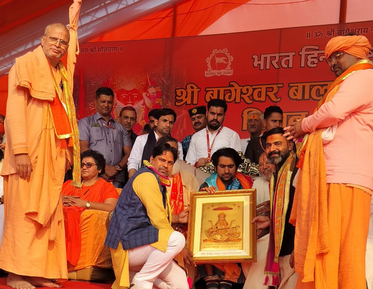 सनातन हिन्दू पद यात्रा पहुंची ब्रज मे पहुंचने पर बाबूलाल महाविद्यालय के छात्र छात्राओं ने फूल वर्षा कर किया स्वागत