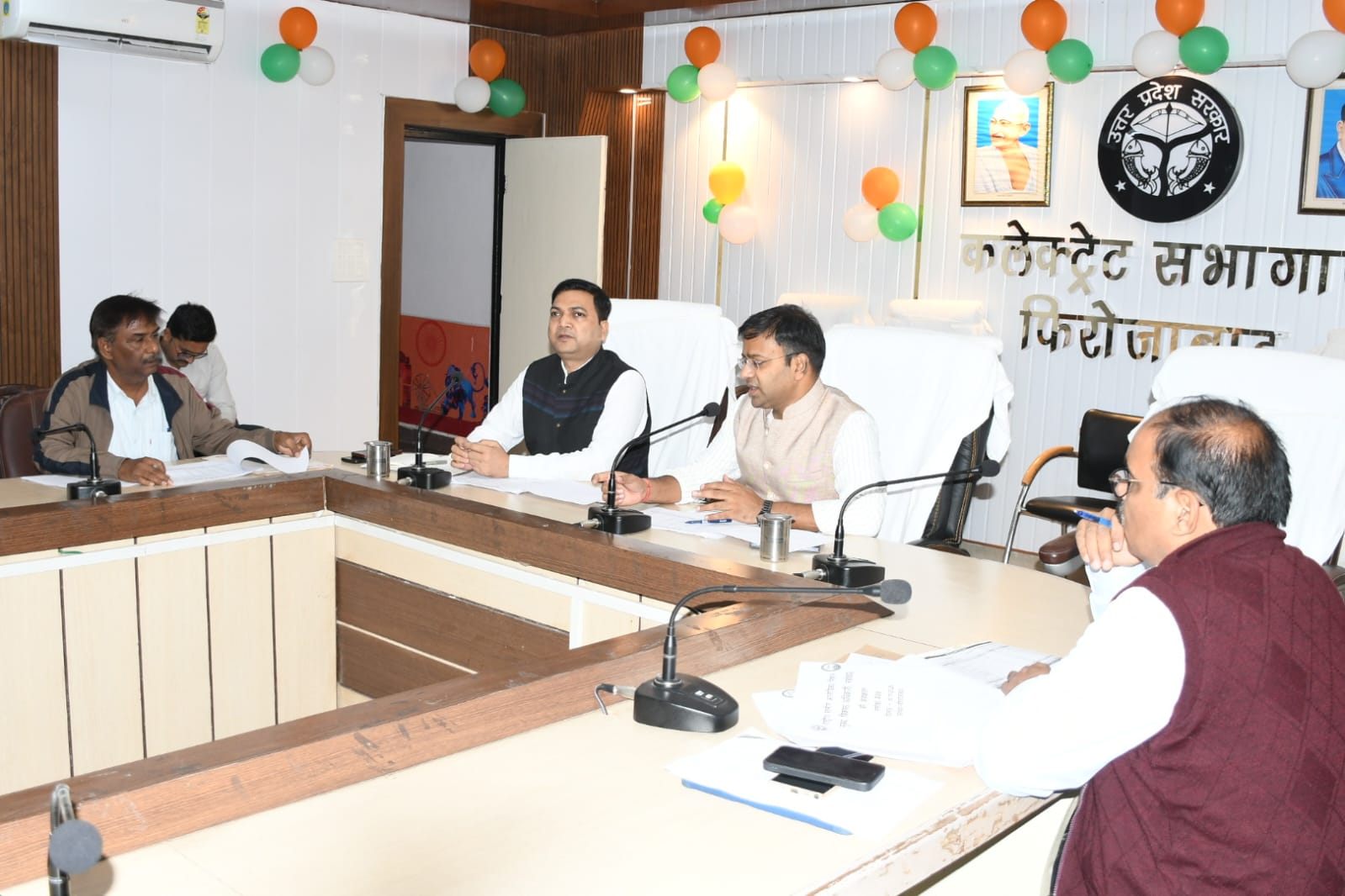जिलाधिकारी रमेश रंजन की अध्यक्षता में प्रधानमंत्री आवास योजन ग्रामीण तथा प्रधानमंत्री आवास योजना शहरी की समीक्षा बैठक