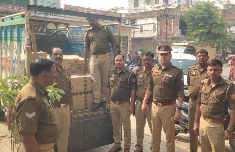 सिरसागंज पुलिस टीम द्वारा 12 कार्टन अवैध पटाखा भण्डारण करने वाले 01 अभियुक्त को किया गिरफ्तार
