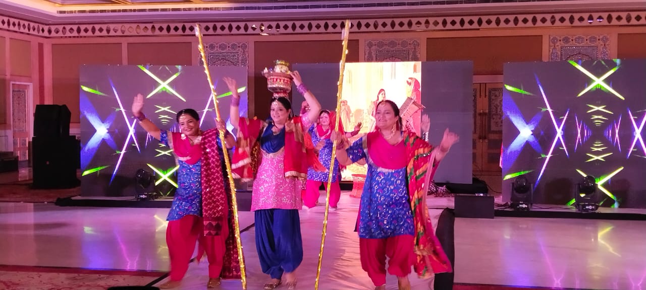रिक्शा पर सवार होकर मंच पर पहुंचीं पूनम सचदेवा, तालियों से गूंज उठा आईटीसी मुगल