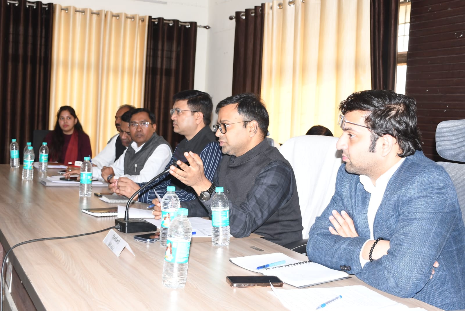 जिलाधिकारी रमेश रंजन ने तहसील सिरसागंज सभागार कक्ष मे बैठक का आयोजन