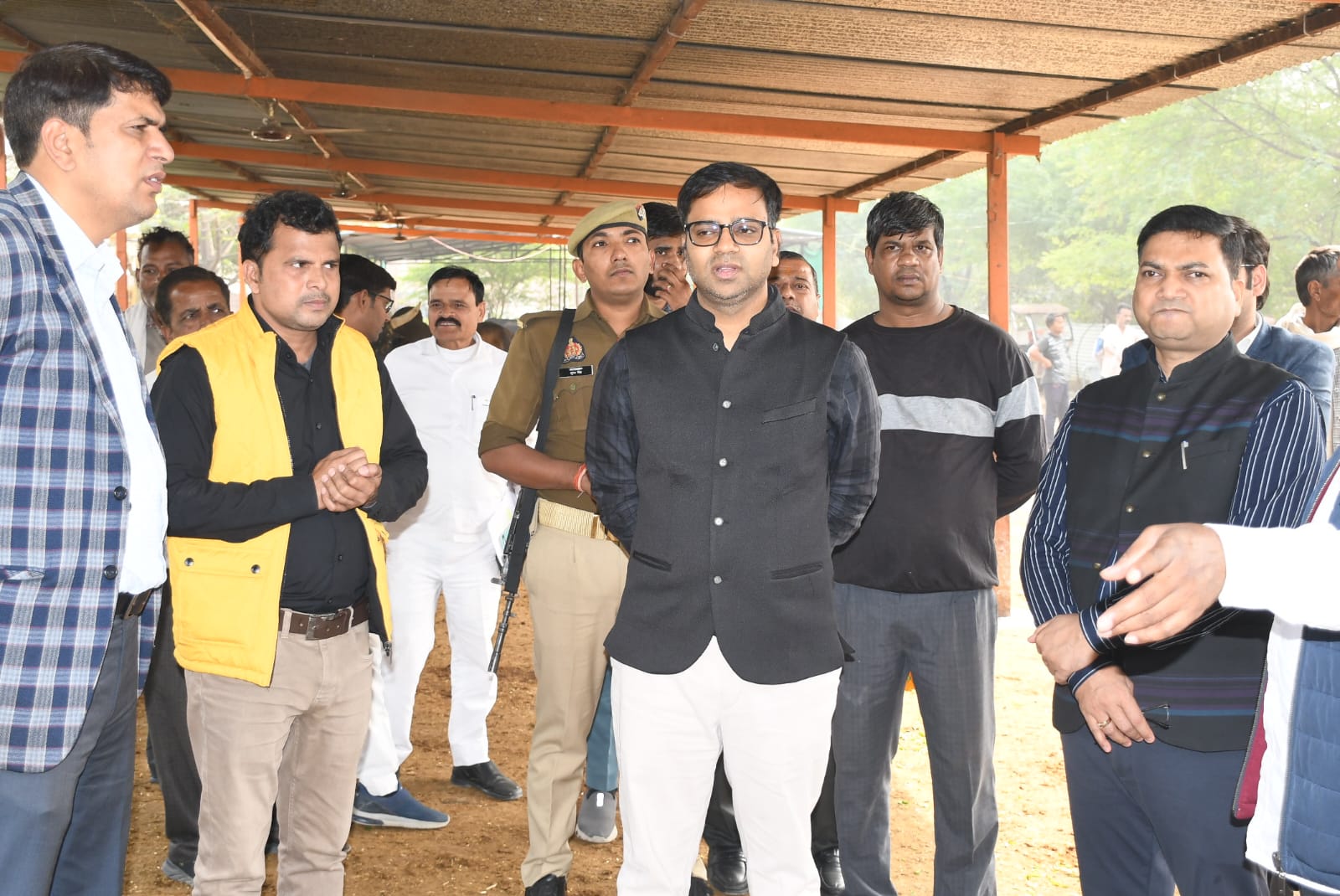 जिलाधिकारी फिरोजाबाद अत्यंत नाराज परियोजना 8.69 करोड़ की लागत से बनाई जा रही