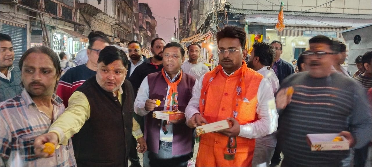 बिहार में एनडीए की  प्रचंड जीत पर रावतपाड़ा चौराहे पर भाजपा कार्यकर्ताओं ने किया मिष्ठान वितरण