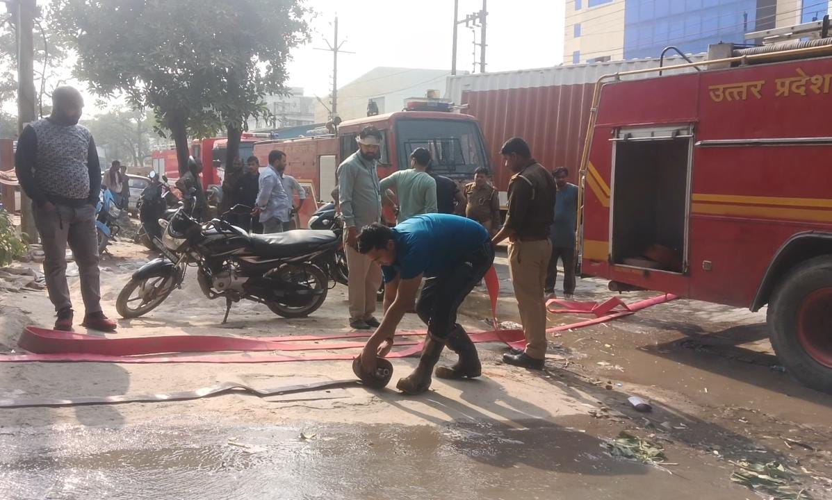 गाजियाबाद के ट्रॉनिका सिटी औद्योगिक क्षेत्र में बच्चों के झूले बनाने की फैक्ट्री में लगी भीषण आग