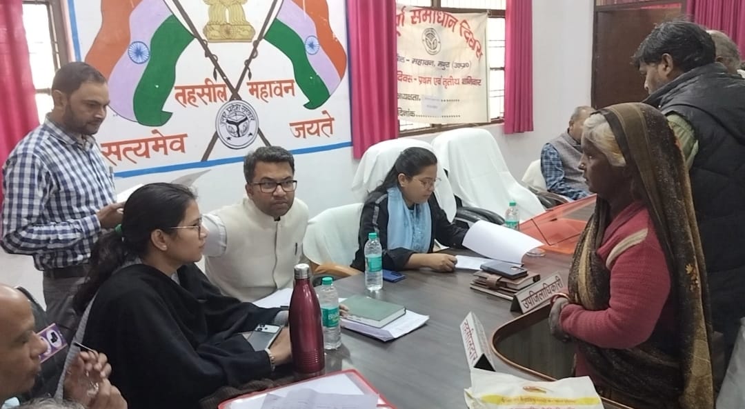 एसडीएम कंचन गुप्ता ने समाधान दिवस के दौरान आए फरियादियों की सुनी फरियाद