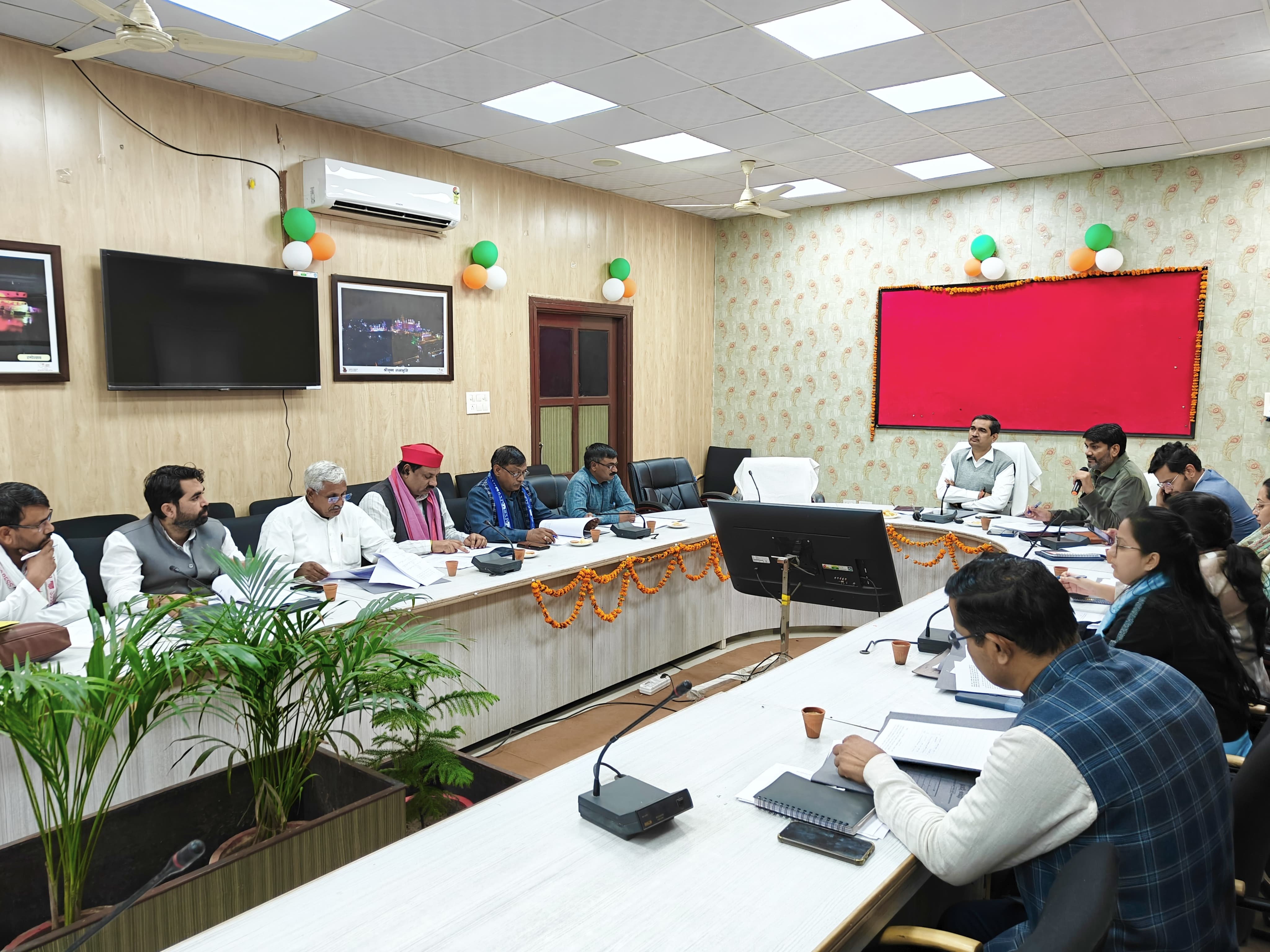 मतदेय स्थलों के आलेख्य प्रकाशन के उपरान्त सभी मान्यता प्राप्त राष्ट्रीय एवं राज्यीय राजनैतिक दलों के प्रतिनिधियों के साथ बैठक